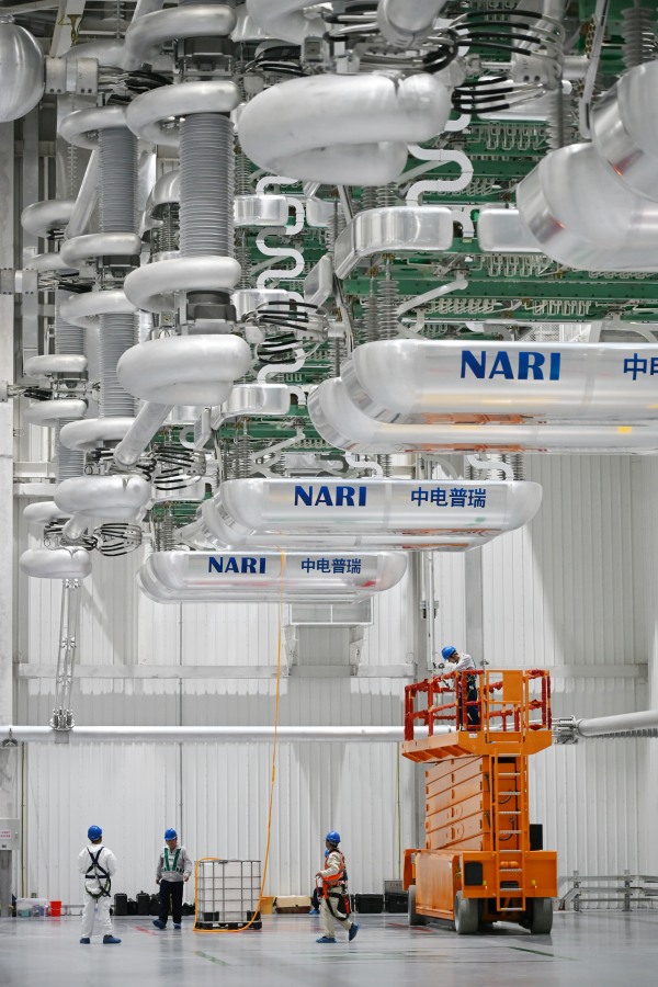 检修人员在渝北换流站进行阀厅清洁准备工作。张弛摄