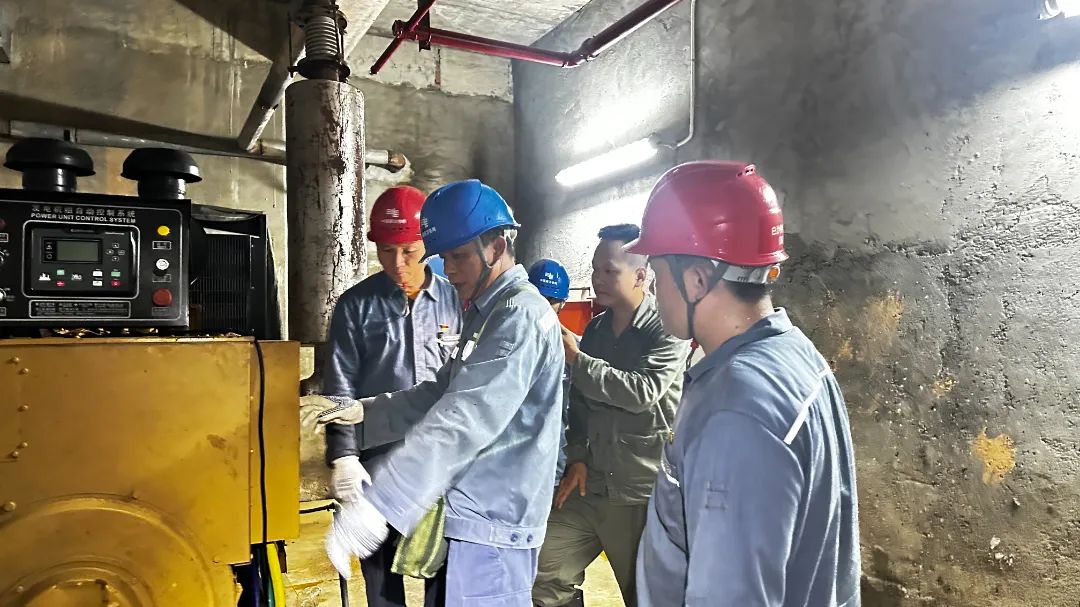 受台风“蝴蝶”影响,海南白沙黎族自治县所辖四季春天小区配电房进水、小区楼栋断电。海南电网白沙供电局邦溪供电服务中心组织工作人员对小区配电房开展抽水、发电、配电线路检查等工作。(李冲冠).jpg