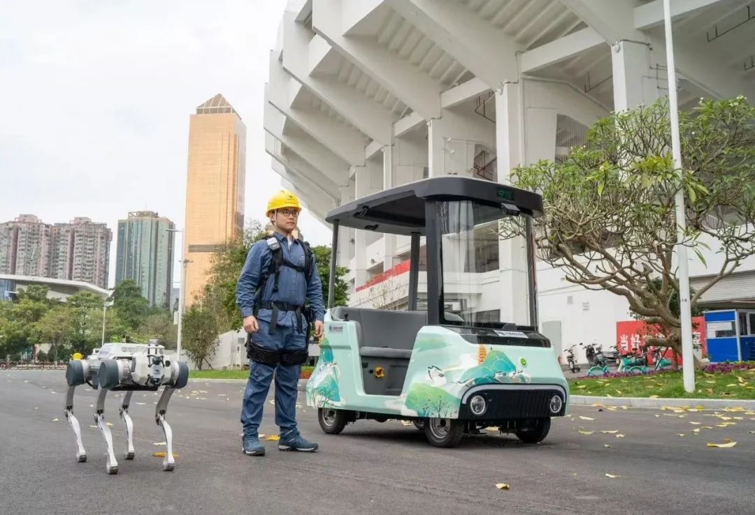 在赛场周边,无人驾驶汽车、智能机器狗、机械外骨骼等科技力量为赛事电力保障提供坚实基础。(广州供电局 供图).jpg