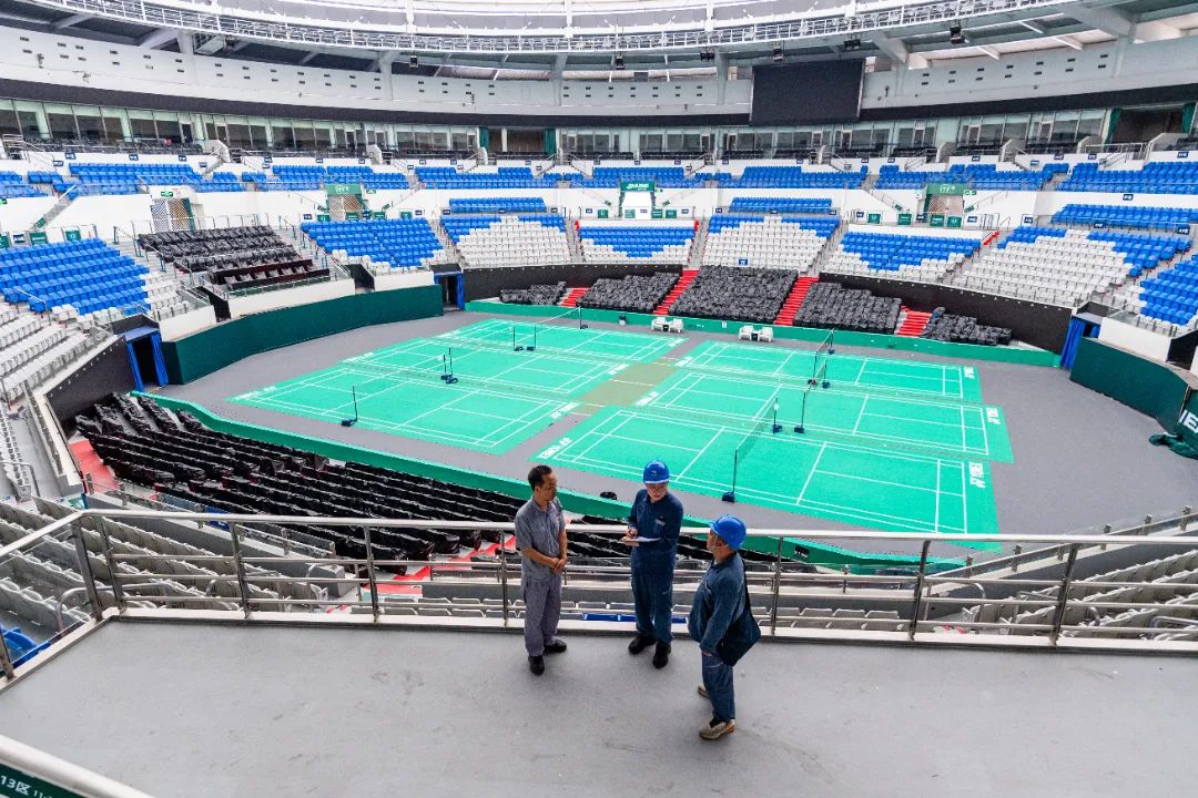 4月28日,南方电网公司广东珠海横琴供电局工作人员对承办十五运网球赛事的横琴国际网球中心场馆开展沟通联系及用电安全检查,动态掌握客户用电负荷变化,保障重要赛事电力供应100%稳定可靠。 (3)(1).jpg