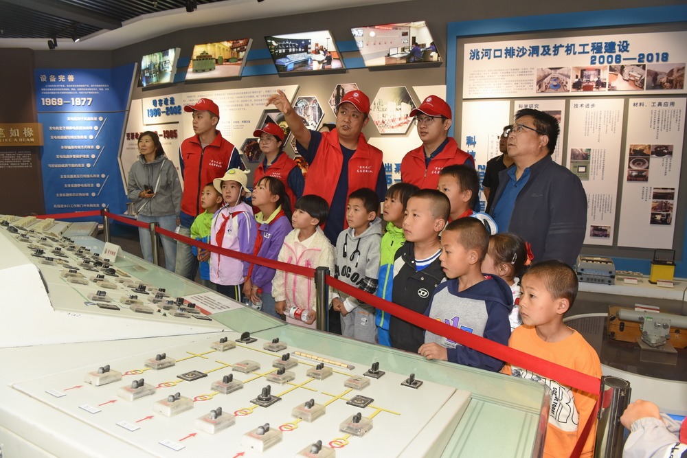 刘家峡水电厂：别样六一！让爱国主义教育更火热 (1)_调整大小.JPG